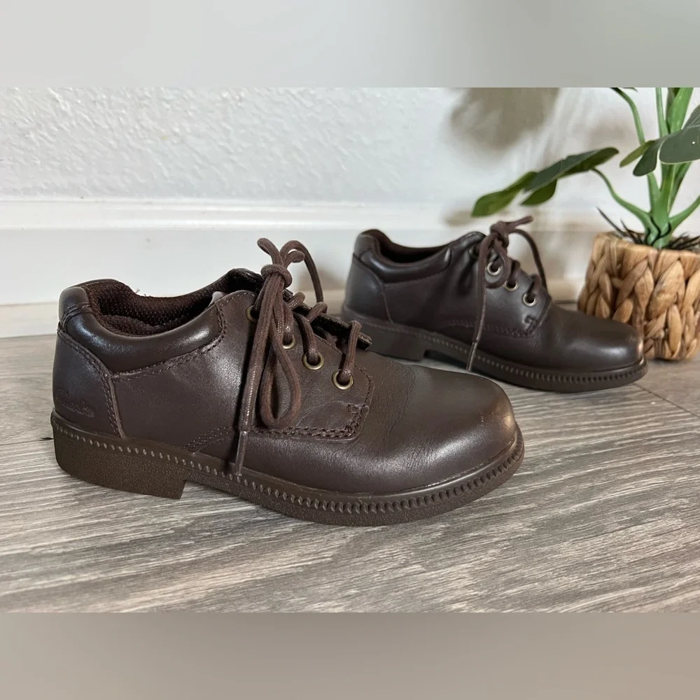 Clarks boys’ square toe lace up brown leather school shoes. Size 10.5 toddler